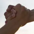 Si uno cae el otro puede darle la mano